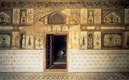 Agra;-Architecture;-Baby-Taj;-Central-chamber;-Cypresses;-Dado;-Doorway;-Gilding;-India;-Interior;-Itimad-ud-Daulah;-Jali;-Kaleidos;-Kaleidos-images;-La-parole-à-limage;-Marble;-Mausoleum;-Mughal;-Stories-Pictures;-Tarek-Charara;-Tomb;-Uttar-Pradesh;-Vases;-Wall-paintings